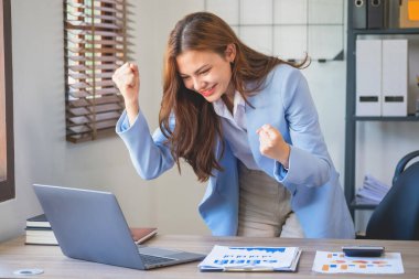 Pazarlama, Finansal, Muhasebe, Planlama, Asyalı iş kadını güzel yapraklı takım lideri başarılı bir şirket çalışmasından sonra sevinç göstergesi..