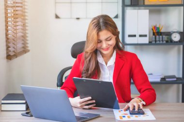 Pazarlama, Finansal, Muhasebe, Planlama, İş kadınları şirket sonuçlarını ve karlarını grafik istatistikleriyle analiz eder. Şirketi hesaplamak için dizüstü bilgisayar ve hesap makinesi kullanın..