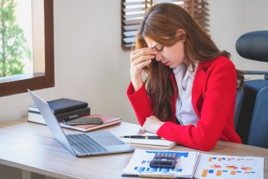 Burnout Sendromu. İş kadını çalışmaktan rahatsız oluyor. Ki bu da stresten kaynaklanıyor. Başarısız bir işten ve daha az dinlenmekten kaynaklanıyor. Uzman bir psikiyatriste danış..