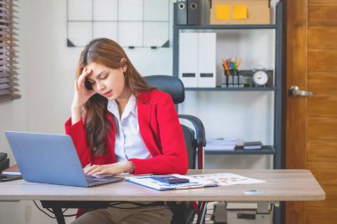 Burnout Sendromu. İş kadını çalışmaktan rahatsız oluyor. Ki bu da stresten kaynaklanıyor. Başarısız bir işten ve daha az dinlenmekten kaynaklanıyor. Uzman bir psikiyatriste danış..
