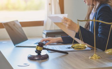 Hukuk, Avukat, Anlaşma, Sözleşme, Avukat, Dava konularında danışmanlık ve bir avukat olarak müşterilerden ev ve arazi ipoteği şikayetleri almak için sözleşme imzalama. kavram avukatı