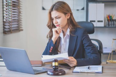 Hukuk, Avukat, Anlaşma, Sözleşme, Avukat, Dava konularında danışmanlık ve bir avukat olarak müşterilerden ev ve arazi ipoteği şikayetleri almak için sözleşme imzalama. kavram avukatı