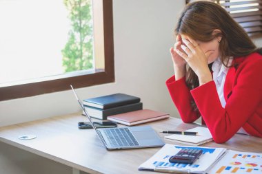 Burnout Sendromu. İş kadını çalışmaktan rahatsız oluyor. Ki bu da stresten kaynaklanıyor. Başarısız bir işten ve daha az dinlenmekten kaynaklanıyor. Uzman bir psikiyatriste danış..