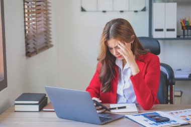 Burnout Sendromu. İş kadını çalışmaktan rahatsız oluyor. Ki bu da stresten kaynaklanıyor. Başarısız bir işten ve daha az dinlenmekten kaynaklanıyor. Uzman bir psikiyatriste danış..