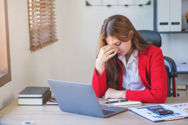 Burnout Sendromu. İş kadını çalışmaktan rahatsız oluyor. Ki bu da stresten kaynaklanıyor. Başarısız bir işten ve daha az dinlenmekten kaynaklanıyor. Uzman bir psikiyatriste danış..