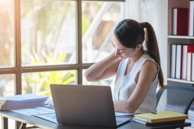 Burnout Sendromu. İş kadını çalışmaktan rahatsız oluyor. Ki bu da stresten kaynaklanıyor. Başarısız bir işten ve daha az dinlenmekten kaynaklanıyor. Uzman bir psikiyatriste danış..