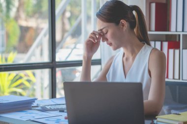 Burnout Sendromu. İş kadını çalışmaktan rahatsız oluyor. Ki bu da stresten kaynaklanıyor. Başarısız bir işten ve daha az dinlenmekten kaynaklanıyor. Uzman bir psikiyatriste danış..