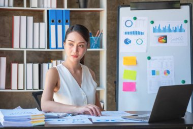Pazarlama, Finans, Muhasebe, Planlama, Dizüstü bilgisayar hesap makinesi ve doküman kullanan kadın muhasebeci, şirketin analizindeki grafikler, çizelgeler, kardır..