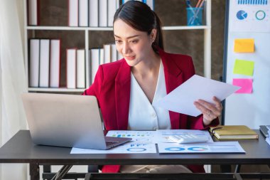 Pazarlama, Finansal, Muhasebe, Planlama, İş kadınları şirket sonuçlarını ve karlarını grafik istatistikleriyle analiz eder. Şirketi hesaplamak için dizüstü bilgisayar ve hesap makinesi kullanın..