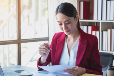 Pazarlama, Finansal, Muhasebe, Planlama, İş kadınları şirket sonuçlarını ve karlarını grafik istatistikleriyle analiz eder. Şirketi hesaplamak için dizüstü bilgisayar ve hesap makinesi kullanın..