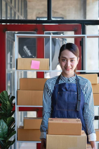 Azjatka Bizneswoman Cieszy Się Swoją Działalnością Internetową Mśp Sprzedając Produkty — Zdjęcie stockowe