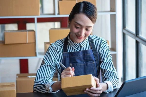 Asijské Ženy Podnikatel Zahájení Line Prodeje Podnikání Pomocí Notebooků Tablet — Stock fotografie
