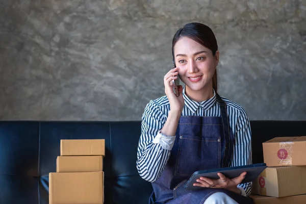 Asiatisk Kvinnlig Entreprenör Starta Ett Online Försäljningsföretag Med Hjälp Bärbara — Stockfoto