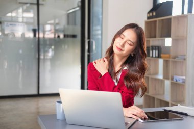 Burnout Sendromu. İş kadını çalışmaktan rahatsız oluyor. Ki bu da stresten kaynaklanıyor. Başarısız bir işten ve daha az dinlenmekten kaynaklanıyor. Uzman bir psikiyatriste danış..