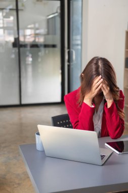 Burnout Sendromu. İş kadını çalışmaktan rahatsız oluyor. Ki bu da stresten kaynaklanıyor. Başarısız bir işten ve daha az dinlenmekten kaynaklanıyor. Uzman bir psikiyatriste danış..