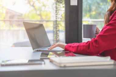 Pazarlama, Finansal, Muhasebe, Planlama, İş Kadınları Ekibi şirket sonuçlarını ve karlarını grafik istatistikleriyle analiz eder. Şirketin bakiyesini hesaplamak için dizüstü bilgisayar ve hesap makinesi kullanın.