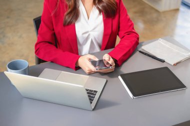 Pazarlama, Finansal, Muhasebe, Planlama, İş kadını bir müşteriyle iletişime geçmek için bir cep telefonu kullanır..