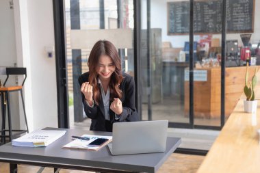 Pazarlama, Finansal, Muhasebe, Planlama, İş Kadını Şirketin takım çalışmasından kazanç elde etmesinden duyduğu neşeyi dile getiriyor.