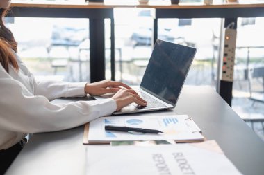 Pazarlama, Finansal, Muhasebe, Planlama, İş kadınları şirket sonuçlarını ve karlarını grafik istatistikleriyle analiz eder. Şirketi hesaplamak için dizüstü bilgisayar ve hesap makinesi kullanın..