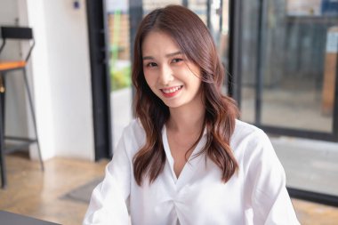 Pazarlama, Finansal, Muhasebe, Planlama, İş kadınları şirket sonuçlarını ve karlarını grafik istatistikleriyle analiz eder. Şirketi hesaplamak için dizüstü bilgisayar ve hesap makinesi kullanın..
