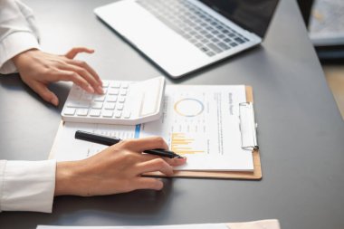 Pazarlama, Finansal, Muhasebe, Planlama, İş kadınları şirket sonuçlarını ve karlarını grafik istatistikleriyle analiz eder. Şirketi hesaplamak için dizüstü bilgisayar ve hesap makinesi kullanın..