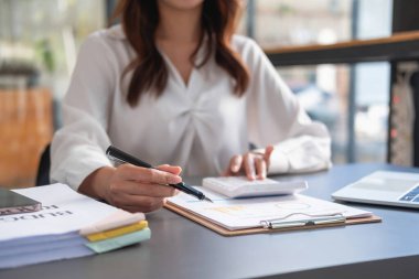 Pazarlama, Finansal, Muhasebe, Planlama, İş kadınları şirket sonuçlarını ve karlarını grafik istatistikleriyle analiz eder. Şirketi hesaplamak için dizüstü bilgisayar ve hesap makinesi kullanın..