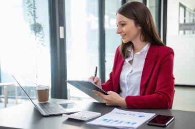 Pazarlama, Finans, Muhasebe, Planlama, Dizüstü bilgisayar hesap makinesi ve doküman kullanan kadın muhasebeci, şirketin analizindeki grafikler, çizelgeler, kardır..