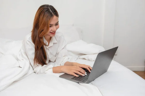 Woman White Nightgown Waking Weekend Morning Resting Relaxing Playing Laptop — Stock Photo, Image