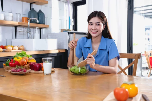 Dieet Witte Huid Jonge Aziatische Vrouw Een Blauw Shirt Eten — Stockfoto