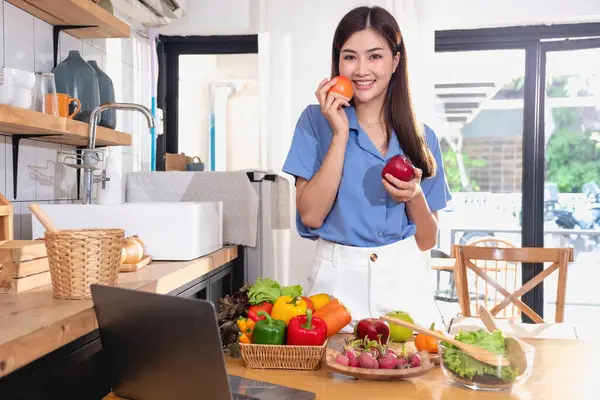 Dieet Witte Huid Jonge Aziatische Vrouw Een Blauw Shirt Eten — Stockfoto
