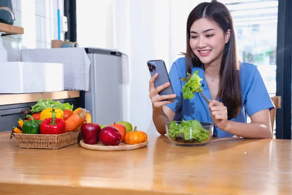 Диета Белокожая Молодая Азиатка Синей Рубашке Питающаяся Овощным Салатом Яблоками — стоковое фото