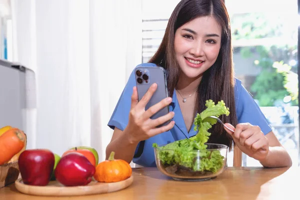 Diät Weißhäutige Junge Asiatin Blauen Hemd Die Gemüsesalat Und Äpfel — Stockfoto