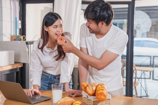 Jong Aziatisch Paar Koken Met Fruit Groenten Met Behulp Van — Stockfoto