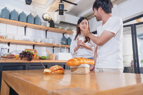 Jong Aziatisch Paar Koken Met Fruit Groenten Met Behulp Van — Stockfoto