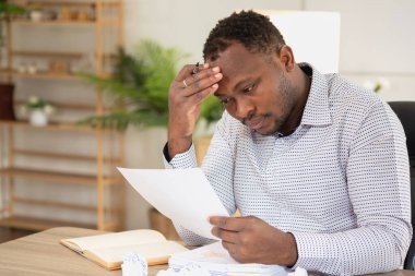 Afrika 'da siyah derili Amerikalı bir işadamı iş yerinde rahatsız olur ve bilek ağrısı işi tamamlayamadığı için artan stresten kaynaklanır. Ve vücut biraz dinlenir.. 