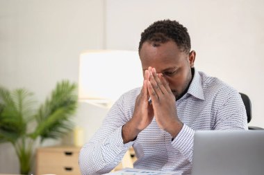 Afrika 'da siyah derili Amerikalı bir işadamı iş yerinde rahatsız olur ve bilek ağrısı işi tamamlayamadığı için artan stresten kaynaklanır. Ve vücut biraz dinlenir.. 