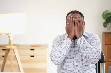 Afrika 'da siyah derili Amerikalı bir işadamı iş yerinde rahatsız olur ve bilek ağrısı işi tamamlayamadığı için artan stresten kaynaklanır. Ve vücut biraz dinlenir.. 