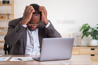Burnout Sendromu. Afrika kökenli Amerikalı iş adamı çalışmaktan rahatsız oluyor, ki bu da stres yüzünden oluyor, başarısız bir işten ve daha az dinlenmekten kaynaklanıyor. Uzman bir psikiyatriste danış..