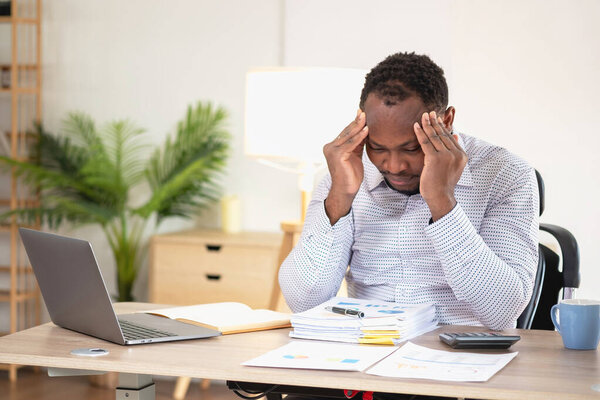 An American businessman with black skin in Africa feels uncomfortable at work and wrist pain is caused by the accumulated stress from failing to complete the job. and the body rests a little. 