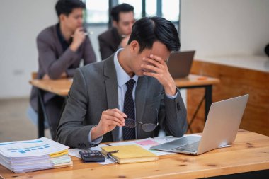 Burnout Sendromu. İş adamı çalışmaktan rahatsız olur. Ki bu da stresten kaynaklanıyor. Başarısız bir işten ve daha az dinlenmekten kaynaklanıyor. Uzman bir psikiyatriste danış..