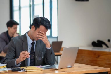 Burnout Sendromu. İş adamı çalışmaktan rahatsız olur. Ki bu da stresten kaynaklanıyor. Başarısız bir işten ve daha az dinlenmekten kaynaklanıyor. Uzman bir psikiyatriste danış..