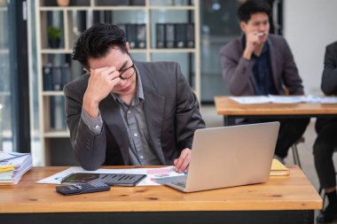 Burnout Sendromu. İş adamı çalışmaktan rahatsız olur. Ki bu da stresten kaynaklanıyor. Başarısız bir işten ve daha az dinlenmekten kaynaklanıyor. Uzman bir psikiyatriste danış..