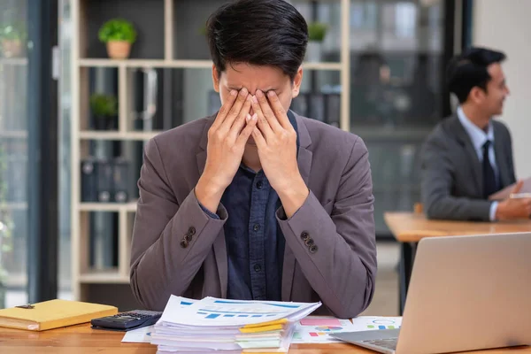 Konzept Burnout Syndrom Geschäftsmann Fühlt Sich Unwohl Bei Der Arbeit — Stockfoto
