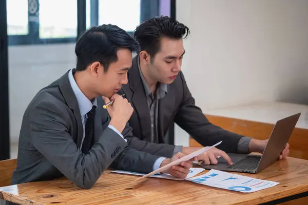 Das Asiatische Business Team Besteht Aus Marketingmitarbeitern Buchhalter Und Finanzbeamter — Stockfoto
