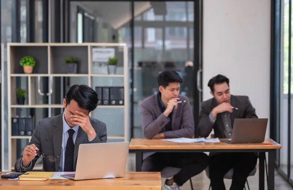 Konzept Burnout Syndrom Geschäftsmann Fühlt Sich Unwohl Bei Der Arbeit — Stockfoto