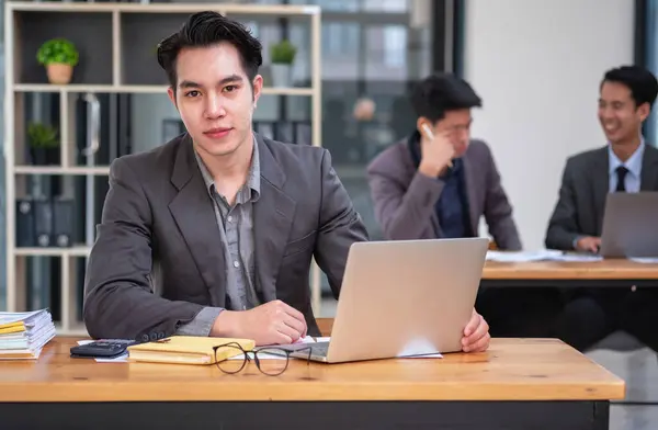 Das Asiatische Business Team Besteht Aus Marketingmitarbeitern Buchhalter Und Finanzbeamter — Stockfoto