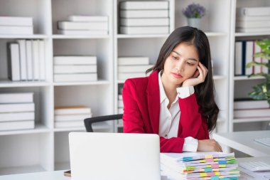 Burnout Sendromu. Asyalı iş kadını çalışmaktan rahatsız oluyor. Ki bu da stresten kaynaklanıyor. Başarısız bir işten ve daha az dinlenmekten kaynaklanıyor. Uzman bir psikiyatriste danış..