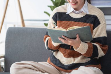 Asyalı kız öğrenciler çevrimiçi çalışıyor, evde kalıyor, öğretmenlik yapıyor, video çekiyor ve internette yakınlaştırıyor. İnternette bilgisayar, tablet ve cep telefonuyla İngilizce öğrenen mutlu Asyalı kız. çevrimiçi öğrenme kavramı.