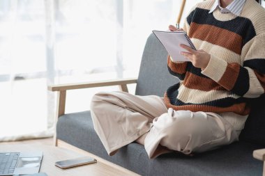 Asyalı kız öğrenciler çevrimiçi çalışıyor, evde kalıyor, öğretmenlik yapıyor, video çekiyor ve internette yakınlaştırıyor. İnternette bilgisayar, tablet ve cep telefonuyla İngilizce öğrenen mutlu Asyalı kız. çevrimiçi öğrenme kavramı.