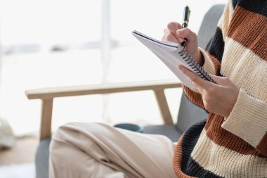 Asyalı kız öğrenciler çevrimiçi çalışıyor, evde kalıyor, öğretmenlik yapıyor, video çekiyor ve internette yakınlaştırıyor. İnternette bilgisayar, tablet ve cep telefonuyla İngilizce öğrenen mutlu Asyalı kız. çevrimiçi öğrenme kavramı.